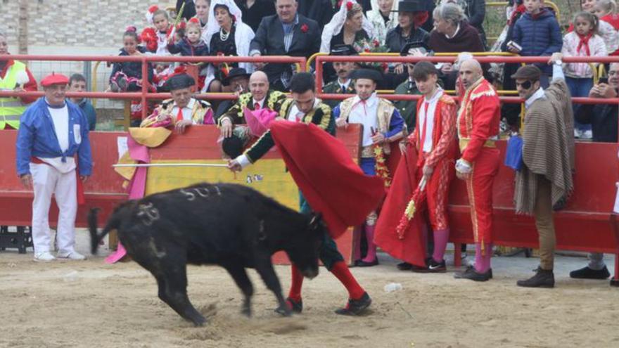 No faltó la corrida de toros simulacro con suelta de reses.