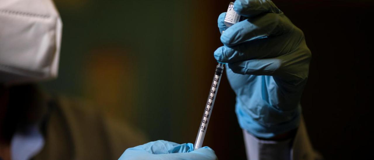 Un sanitario con la vacuna de Pfizer en una clínica de Londres.