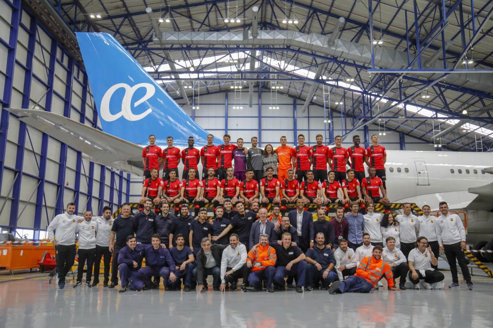 El Real Mallorca se hace la foto oficial en el hangar de Air Europa