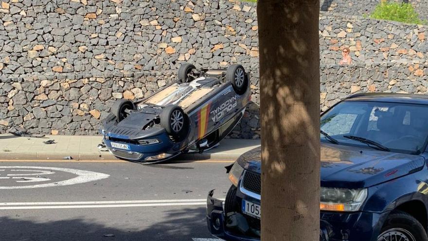 Espectacular vuelco de un coche de la Policía Nacional tras una colisión en Tenerife