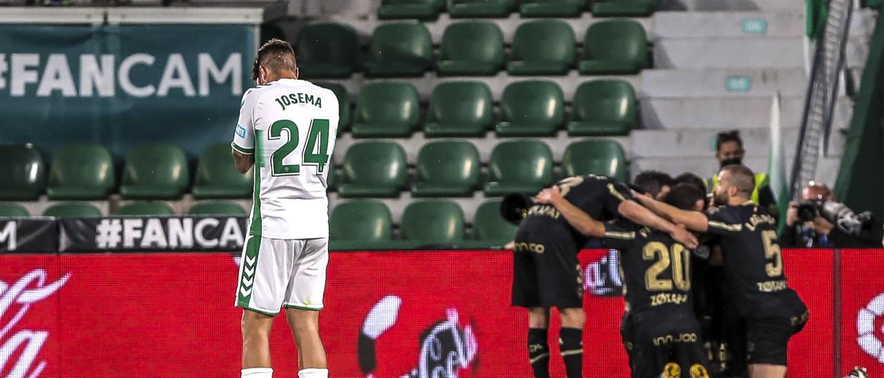 Josema se lamenta tras cometer el error que propició el segundo gol del Alavés