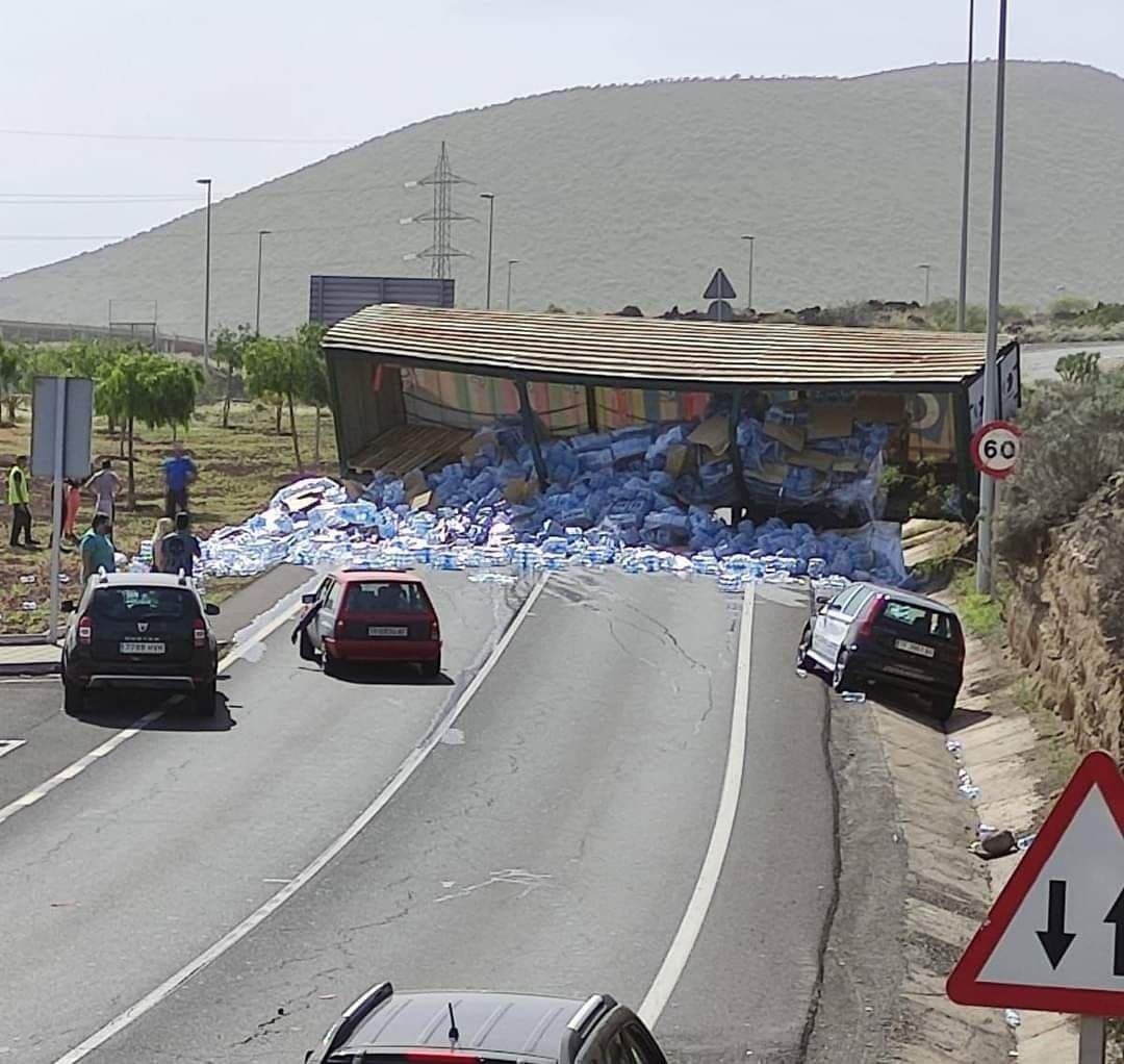 Aparatoso vuelco de un camión con botellas de agua en Tenerife