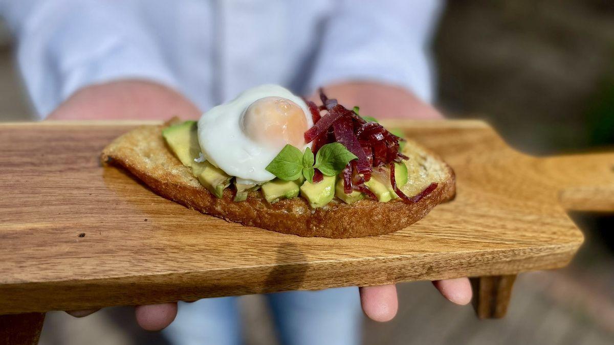 Receta de huevo poché con aguacate y langostinos