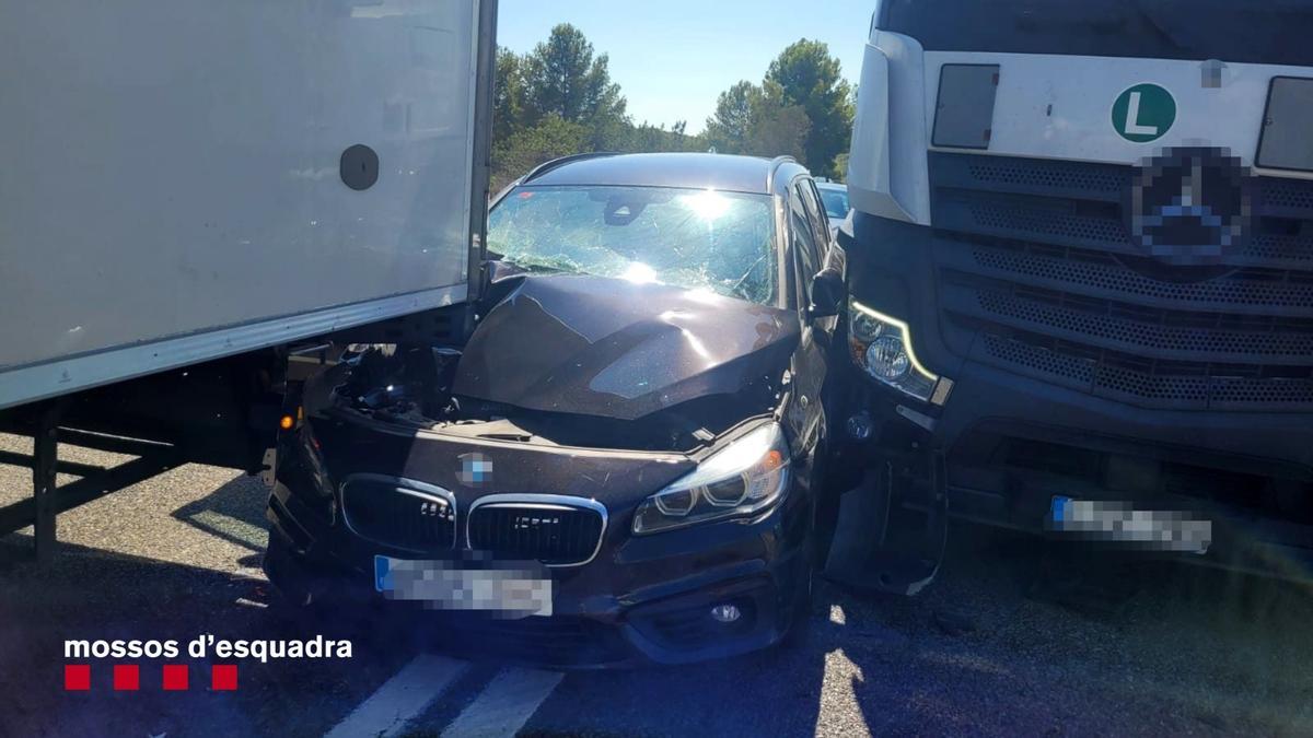 Coche robado con el que el ladrón estaba dando a la fuga cuando chocó contra dos camiones