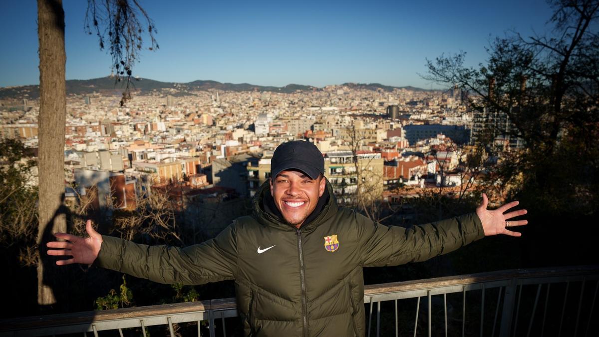 Vitor Roque, el nuevo delantero azulgrana, posa en Barcelona a su llegada de Brasil.