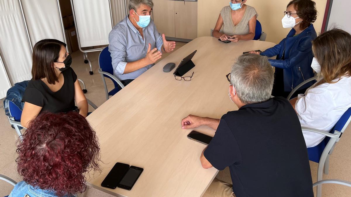 Reunión entre responsables municipales de Guardamar y directivos del departamento en la visita al centro de salud