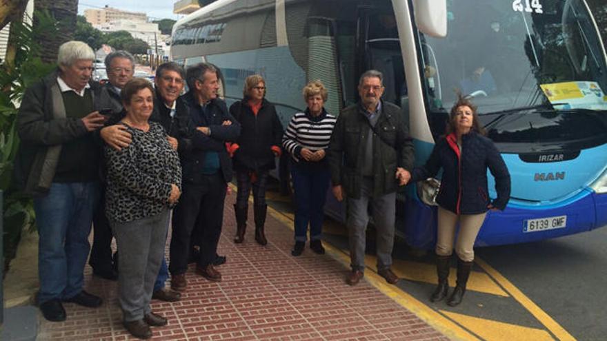 Algunos de los viajeros posan ante el autobús que no quisieron abandonar durante casi tres horas.