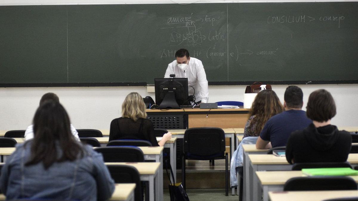 Varios alumnos atienden en una clase en el campus de La Merced de la UMU.  | ISRAEL SÁNCHEZ