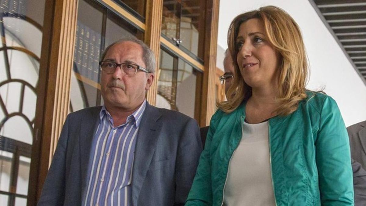 Susana Díaz y el secretario de organización del PSOE andaluz, Juan Cornejo, a su llegada al Parlamento regional para una reunión del grupo parlamentario socialista.