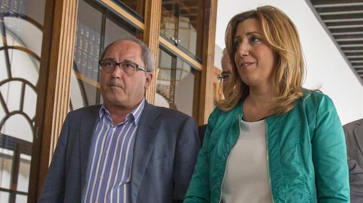 Susana Díaz i el secretari d’organització del PSOE andalús, Juan Cornejo, arriben al Parlament regional per a una reunió del grup parlamentari socialista.