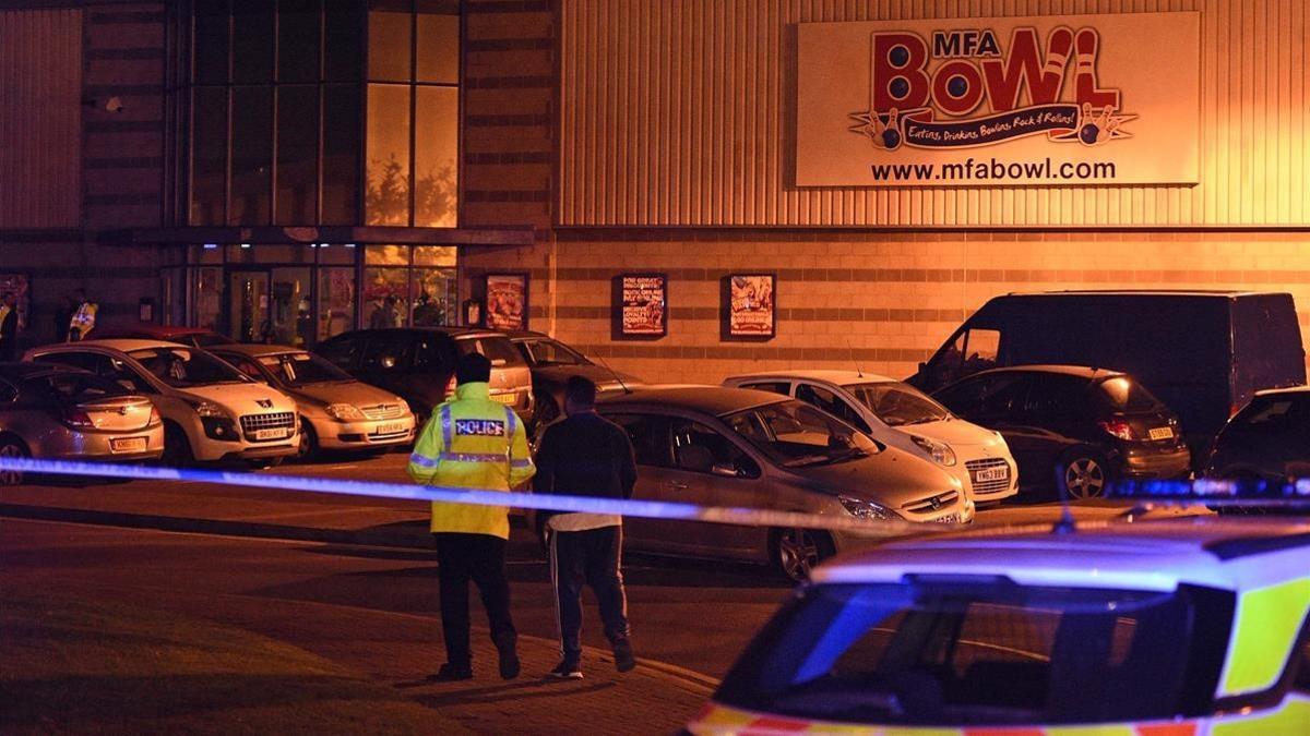 Policías montan guardia cerca de la bolera del Bermuda Park, en Nuneaton (centro de Inglaterra), el 22 de octubre.