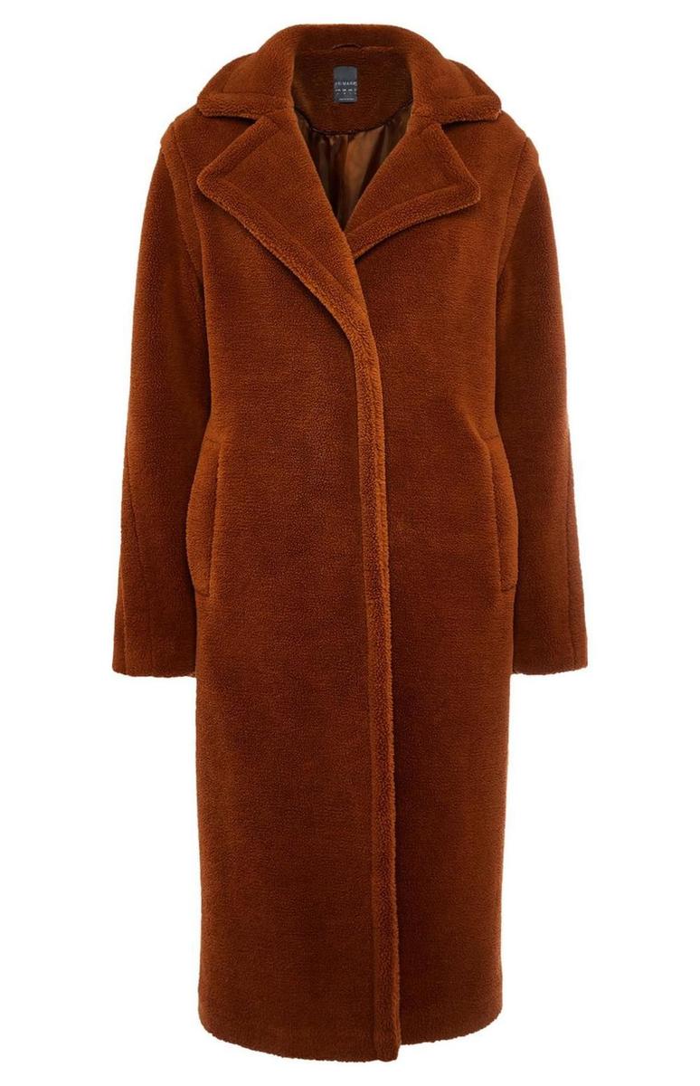 Abrigo largo marrón de borrego sintético, de Primark (40 euros)