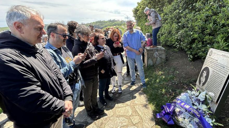 Por la izquierda, Luis Pascual, Rafa Velasco, Sara Fernández, Begoña Piñero, Patricia Fernández, Patricia Martínez y Ricardo Fernández, ante la placa de recuerdo de Rosario de Acuña.
