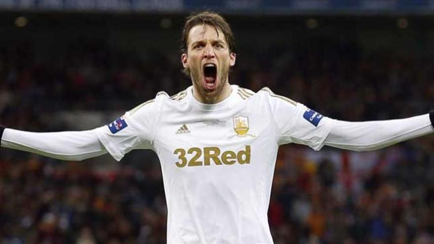 Michu celebra su gol en Wembley.