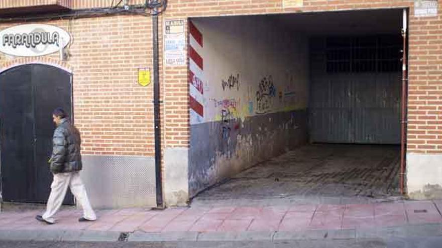 Un transeúnte camina por la calle Los Carros ayer por la tarde.