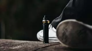 Pillan a un vendedor a domicilio de vapeadores con nicotina con 33 dispositivos en Ibiza