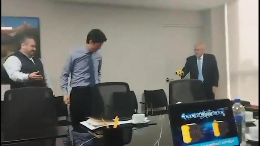 Se viraliza en Perú el video de un alcalde disparando pistola de electrochoque a un asesor