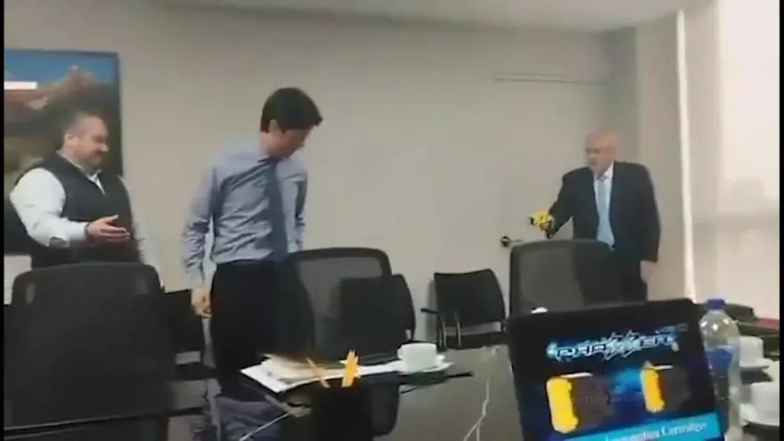Se viraliza en Perú el video de un alcalde disparando pistola de electrochoque a un asesor