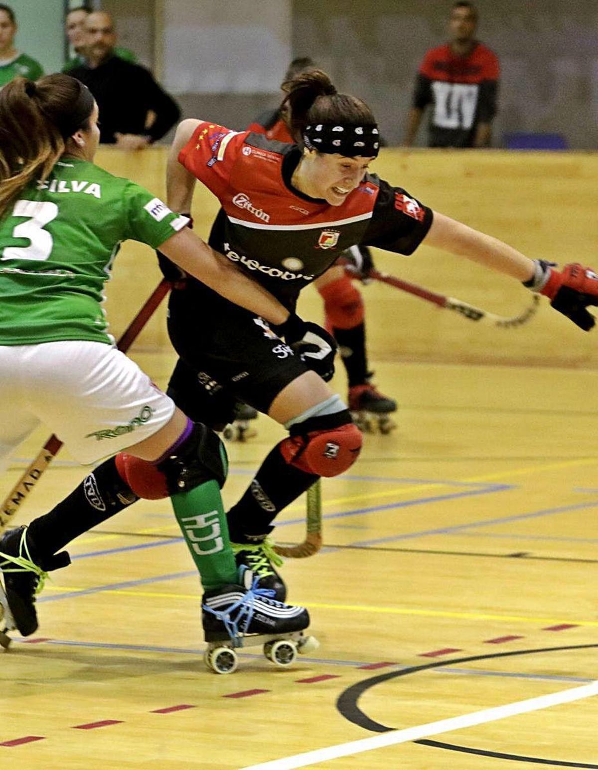 María Sanjurjo se escapa de Daiana Silva.