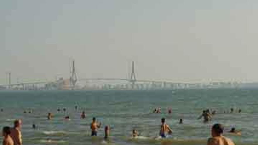 La obra vista desde una de las playas de la zona.