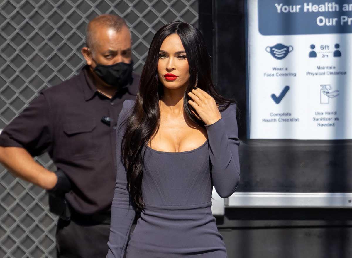 Megan Fox con vestido 'bodycon' en color gris con top tipo corsé