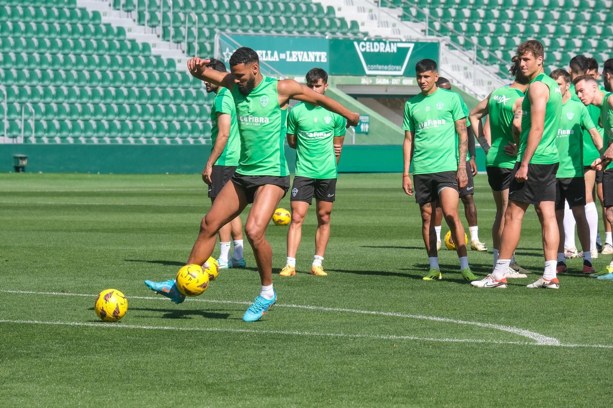 La afición del Elche CF muestra su apoyo al equipo antes del importante partido frente al Zaragoza