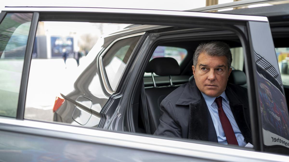 El presidente del FC Barcelona, Joan Laporta, sube a su coche tras la entrevista con El Periódico