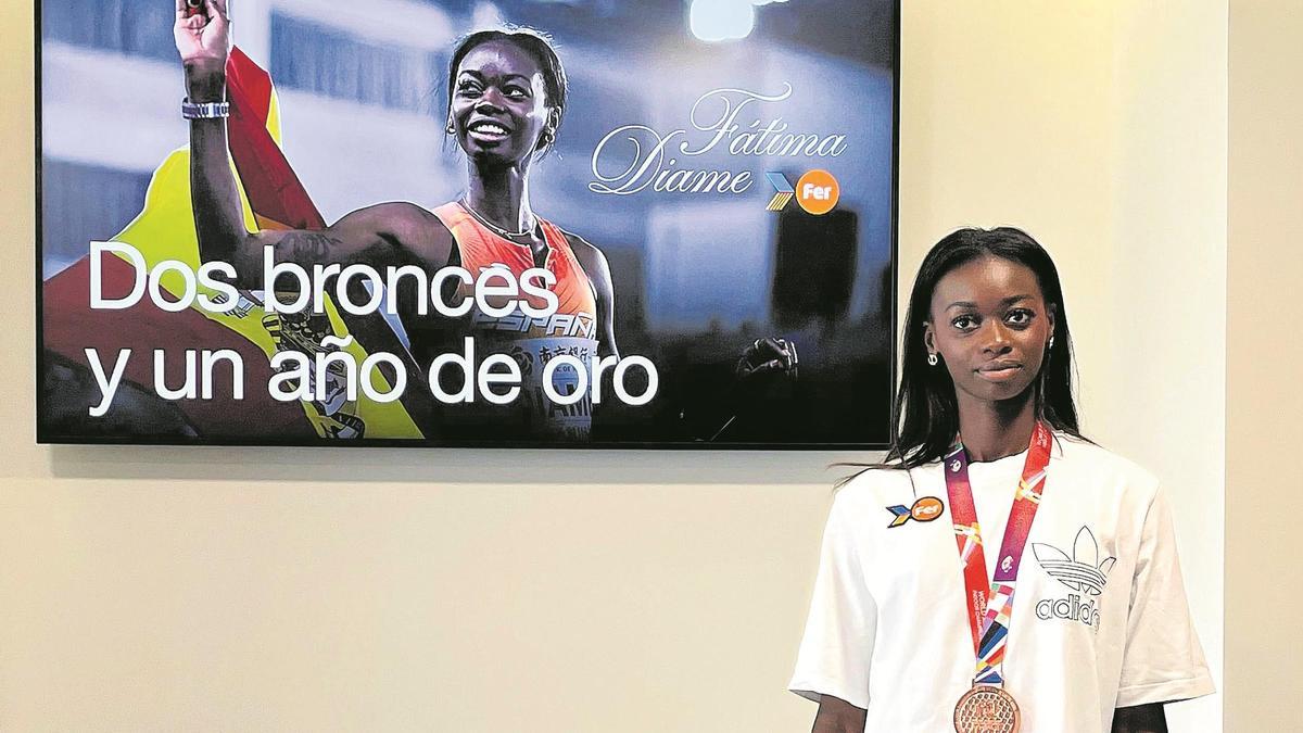 Fátima Diame posa con su bronce en la Fundación Trinidad Alfonso.