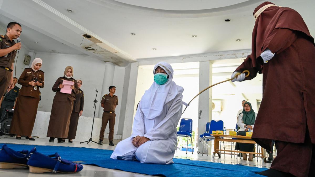 La policía de la sharía aplica su castigo en la localidad Banda Aceh, Indonesia.