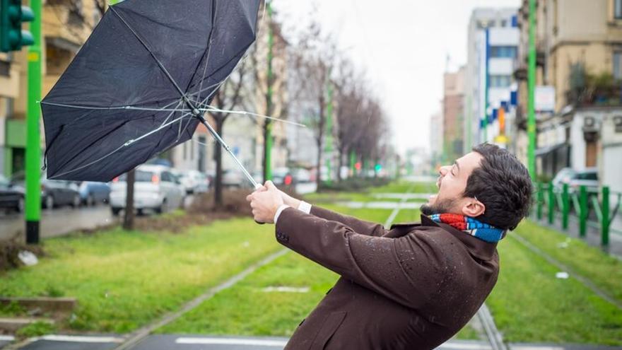 Despídete para siempre del paragüas: el invento de Decathon que lo tira a la basura