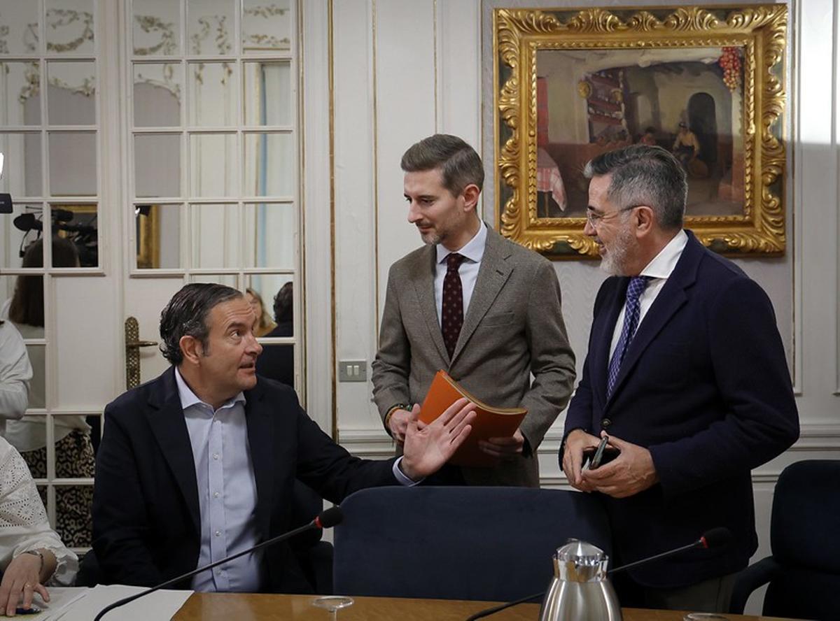 El síndic del PPCV; Fernando Pastor, habla con otros representantes populares en la reunión de portavoces, este martes en las Corts.