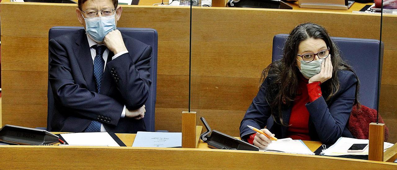 El presidente de la Generalitat, Ximo Puig, ayer en la sesión de control en las Corts junto a la vicepresidenta, Mónica Oltra. | EFE