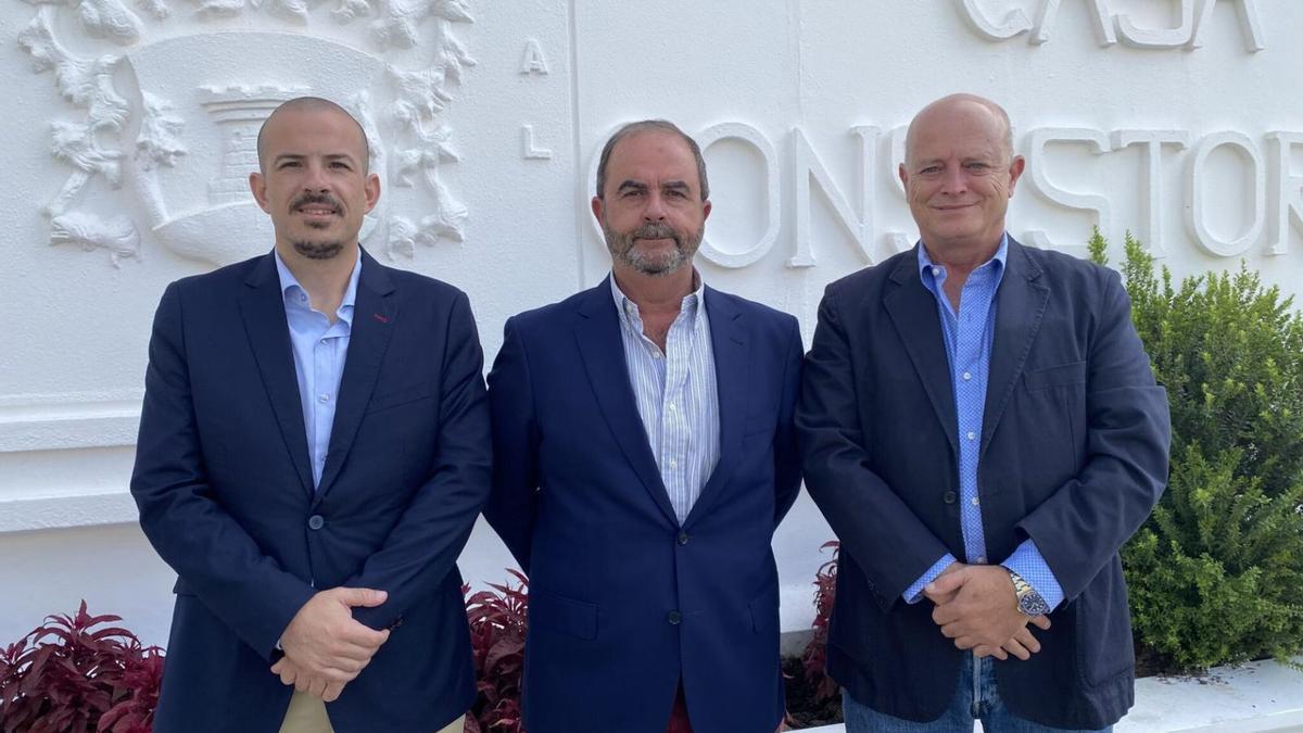 Los tres concejales de Vox que apoyarán un nuevo gobierno liderado por el PP en el Ayuntamiento de Mijas, Eloy Belmonte, Francisco Jerez y Juan Carlos Cuevas, delante del Consistorio costasoleño.