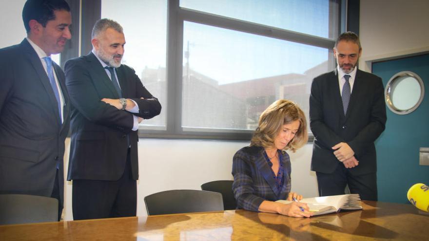 Cristina Garmedia firmando en el libro de oro del Campus de Alcoy de la Politécnica