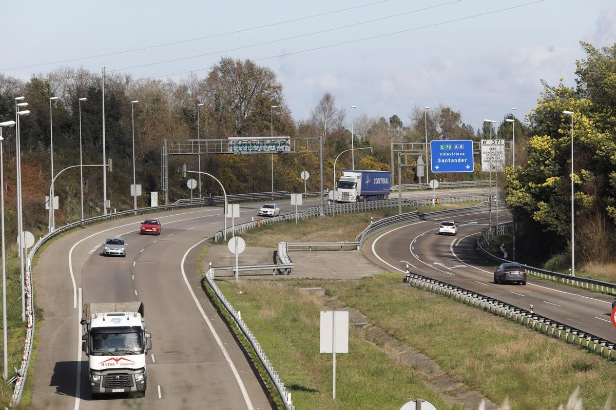 La Autovía del Cantábrico a su paso por Quintueles.