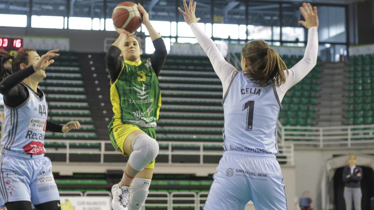 Patri Vicente lanza a canasta ante el Celta.