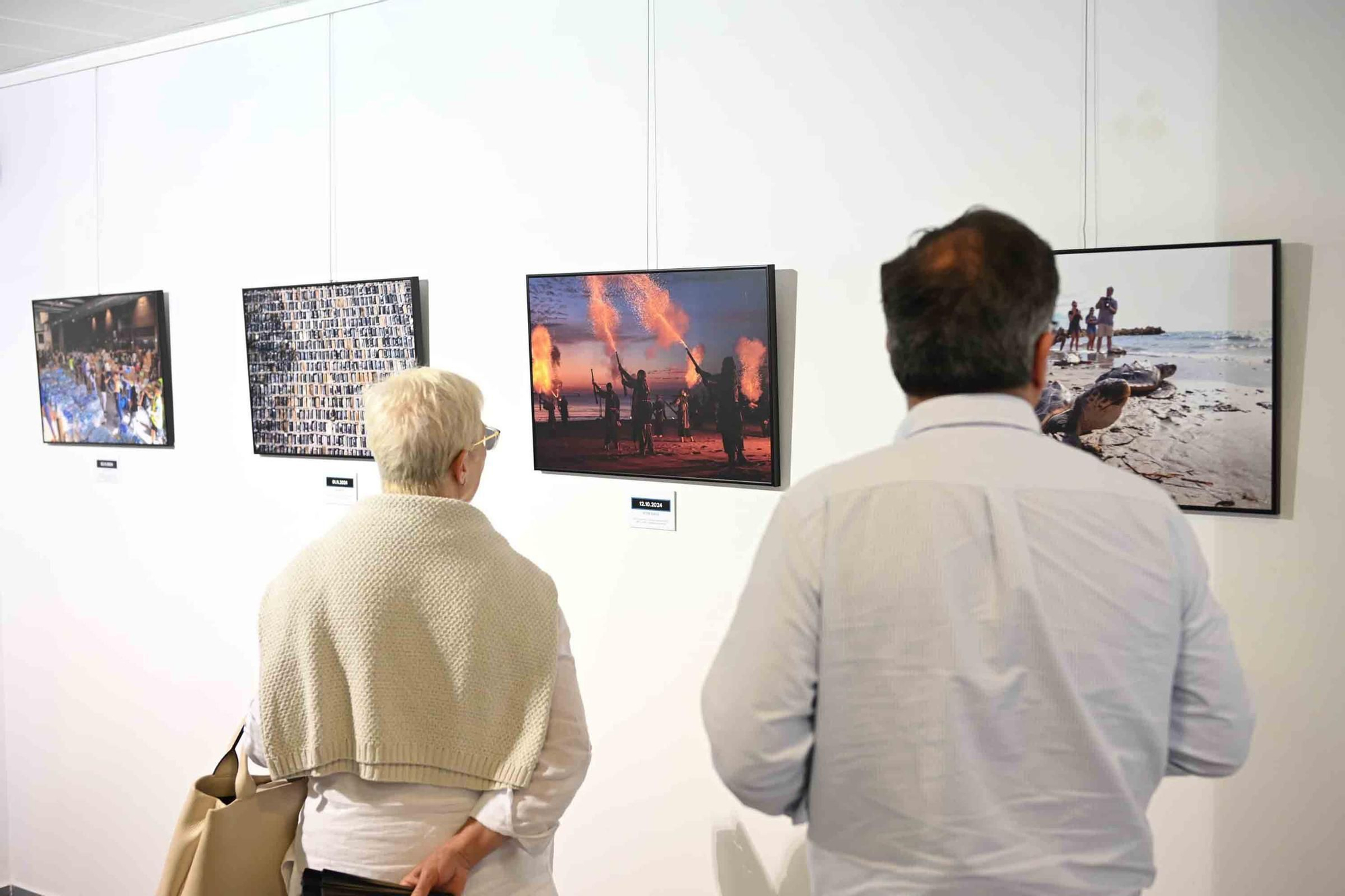 lleno total en la inauguración de INFotoperiodistas 2024,. un año de fotografía de prensa en Alicante