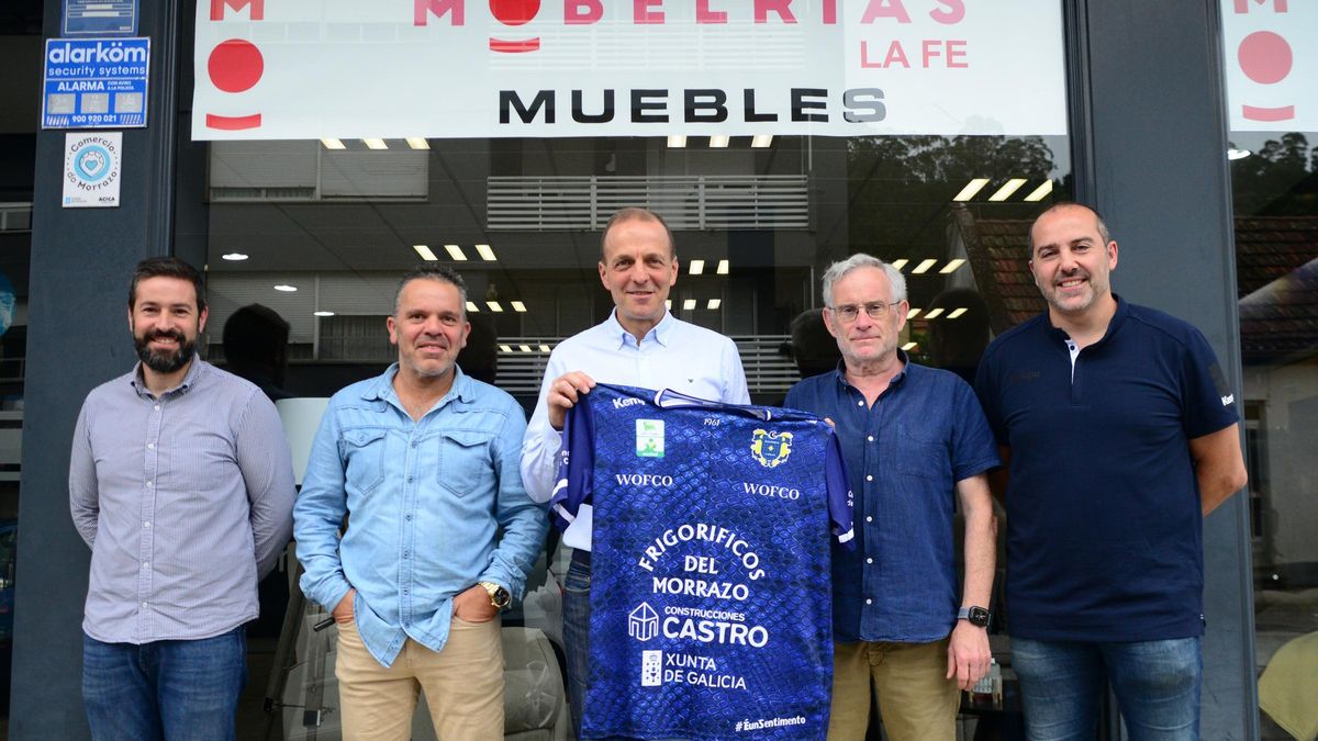 Quique Domínguez, en el centro de la imagen, con patrocinadores y el director técnico del club, Óscar Fernández.