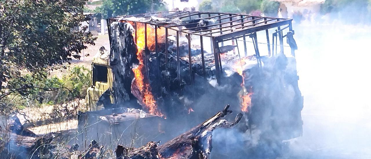 Un camió que estava carregat de palla ha quedat totalment calcinat