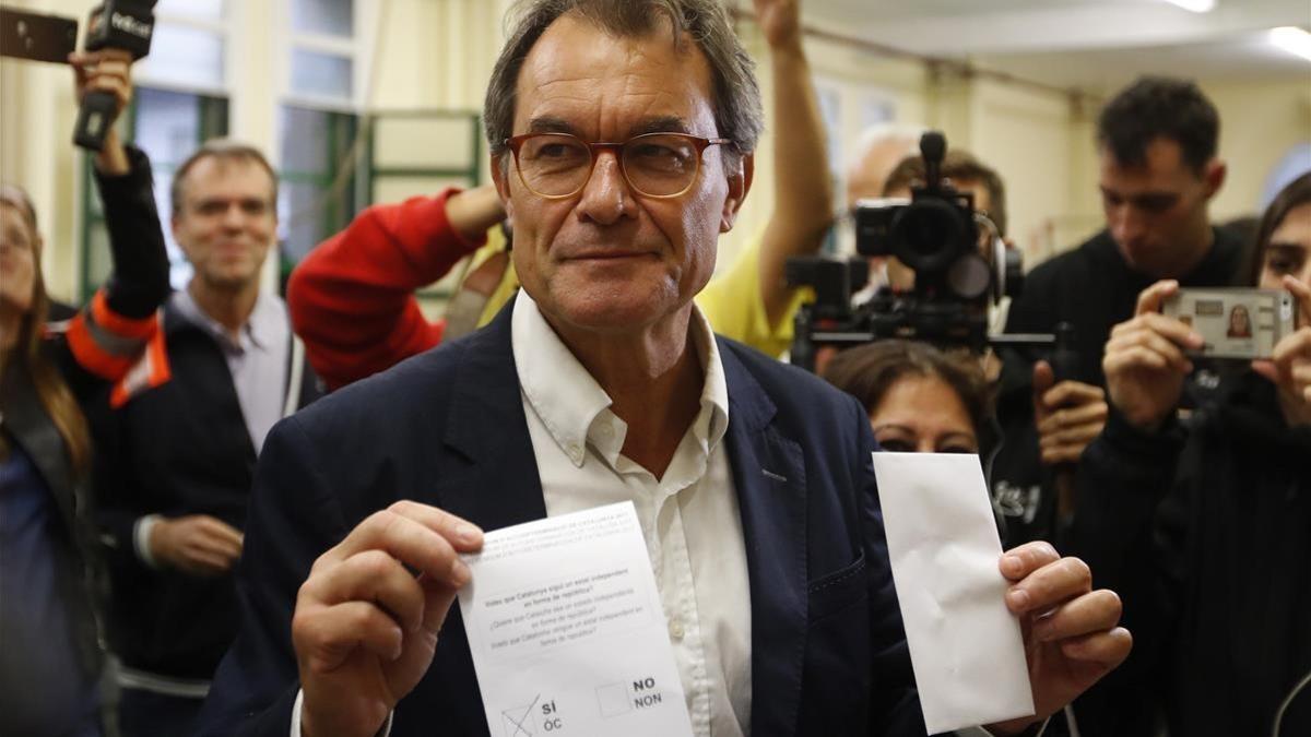 Mas vota ante decenas de medios en el Col.legi Infant Jesús, en el referéndum del 1 de octubre, en Barcelona.