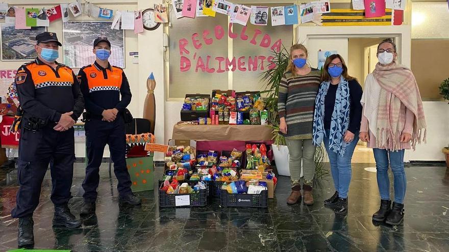 Los alumnos del colegio Rafael Altamira de El Campello recogen 700 kilos de alimentos para Cáritas