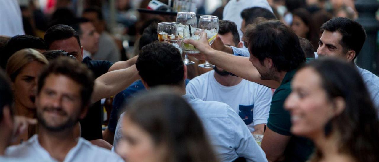 Multitud de personas en la zona de ocio en el entorno de Castaños, en una imagen de archivo.  | JOSE NAVARRO