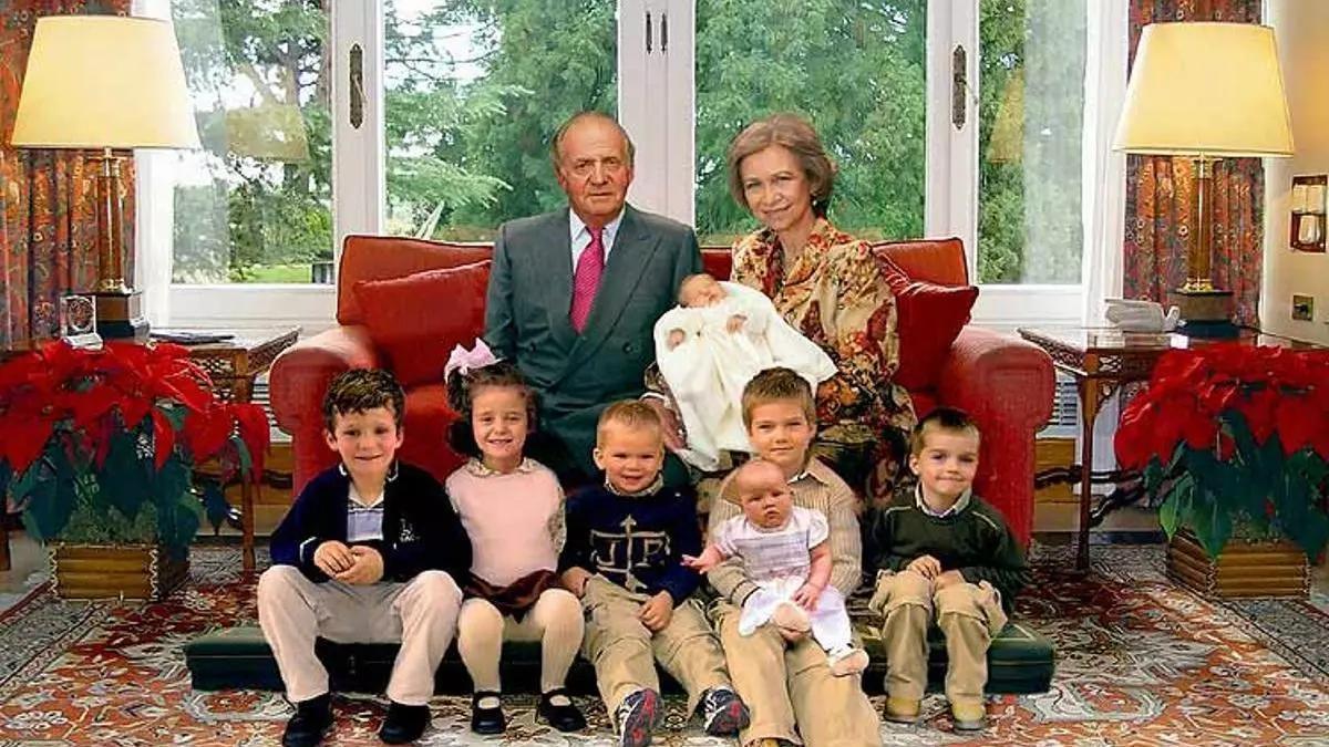 Fotografía oficial de los Reyes con sus nietos en 2005