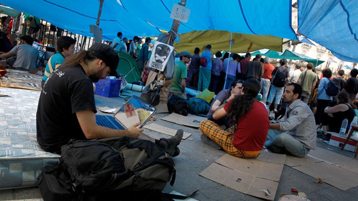 Un joven se conecta a internet en la acampada de la Puerta del Sol.