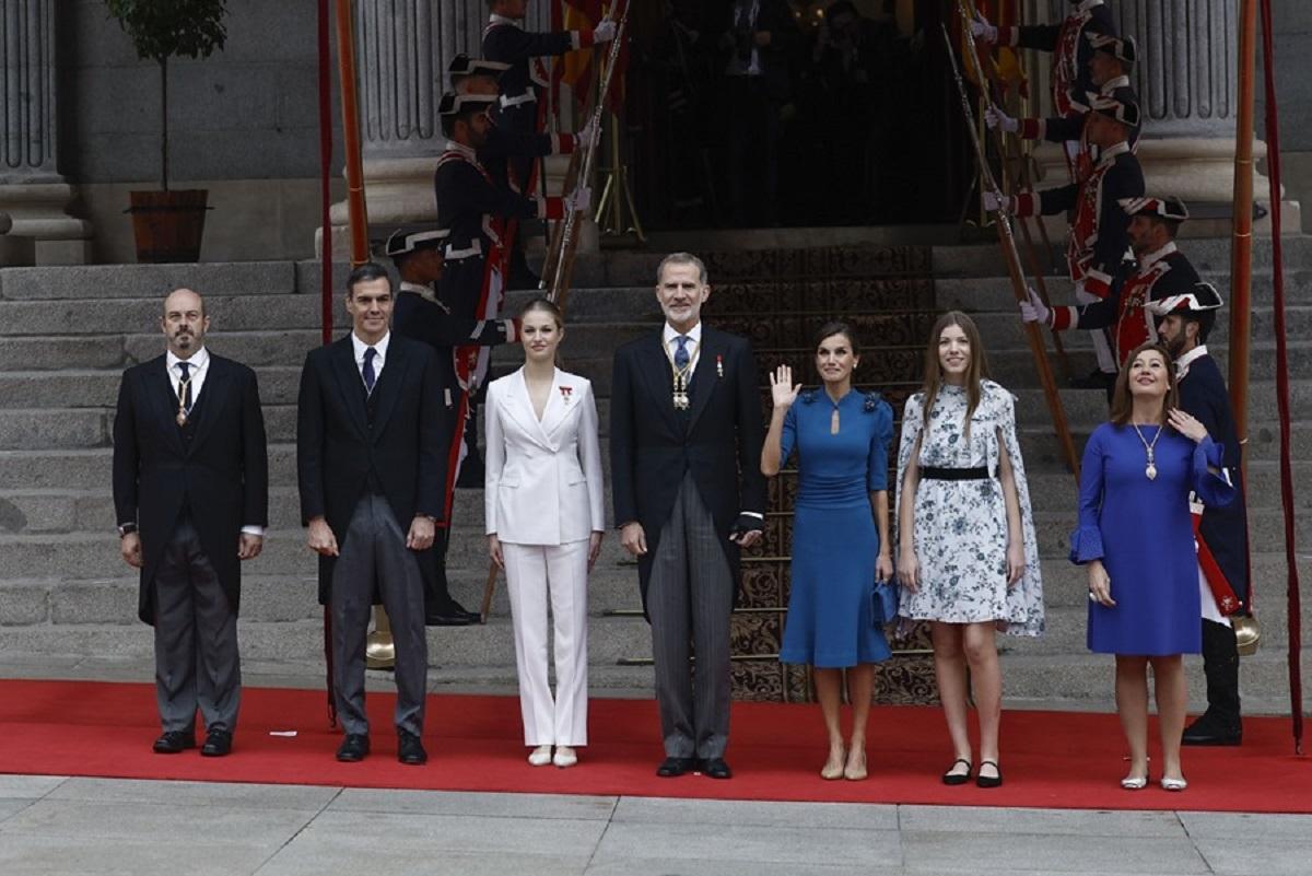 La princesa Leonory toda la familia real al completo, al entrar al Congreso para jurar la Constitución.