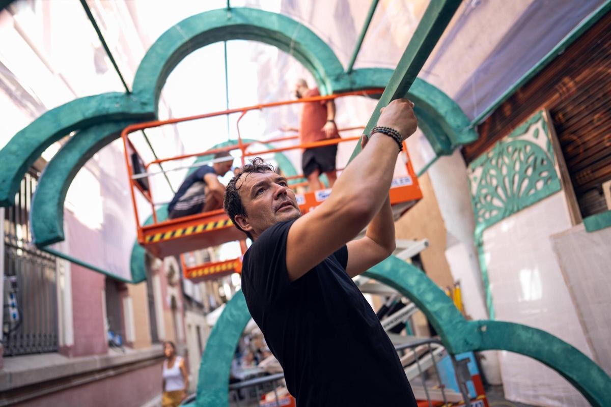 Gràcia prepara las calles para sus fiestas