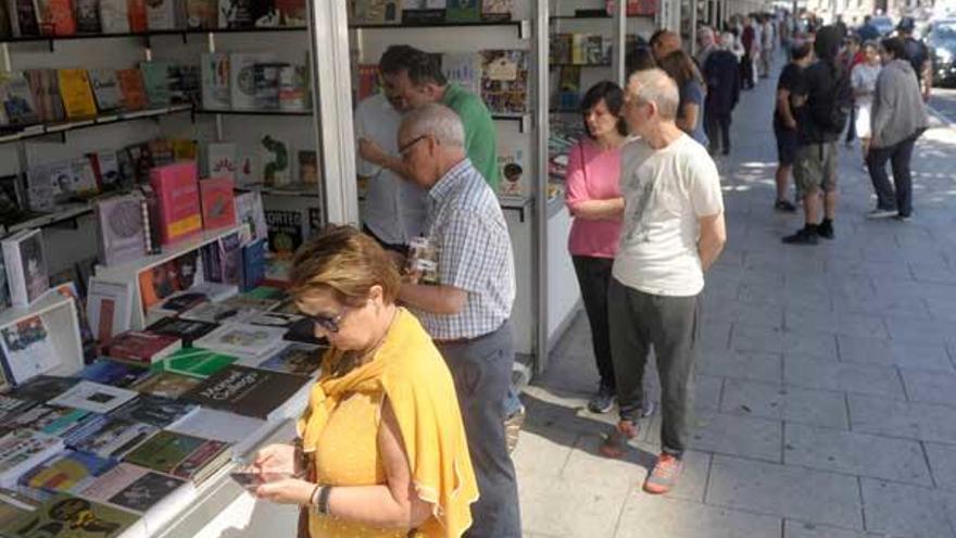 Casetas de la Feria del Libro en A Coruña.