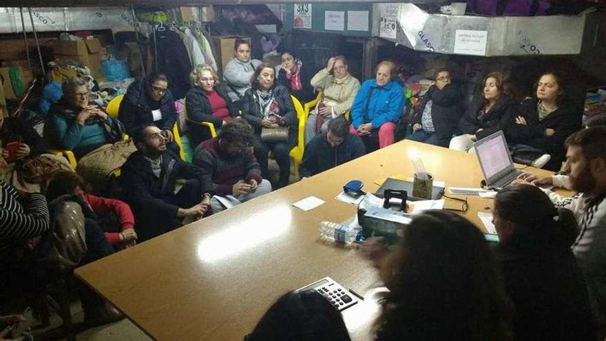 Asamblea de Ponte Solidario celebrada para abordar la problemática de su carencia de local. // FdV