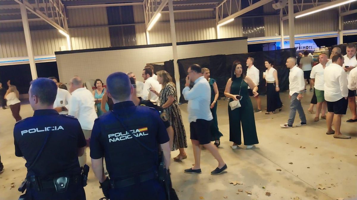 Momento del desalojo del Ágora de Parc Central