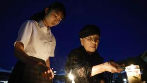 La gente quema varitas de incienso antes de orar por las víctimas del bombardeo atómico estadounidense de 1945, en el Parque Memorial de la Paz en Hiroshima, al oeste de Japón.